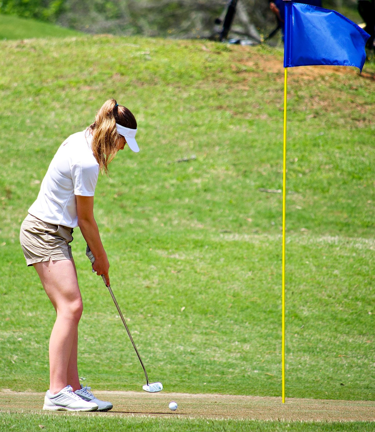 Allie Hooton holed this side-hill putt from outside ten feet on the difficult 16th hole Monday. [see more shots]